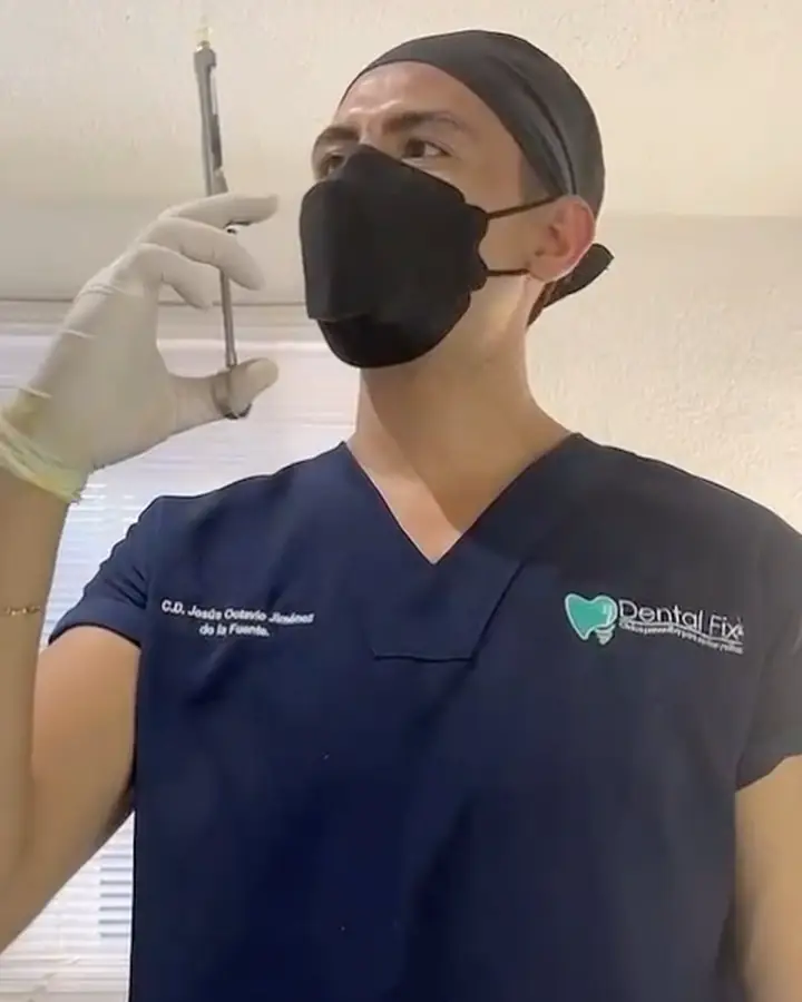 El actor Marco Valdés en un reel sobre el miedo al dentista