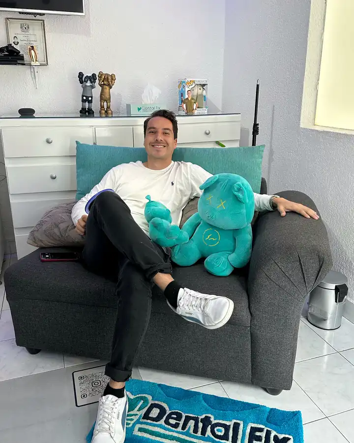 Alejandro Urbiola como paciente del consultorio DentalFix
