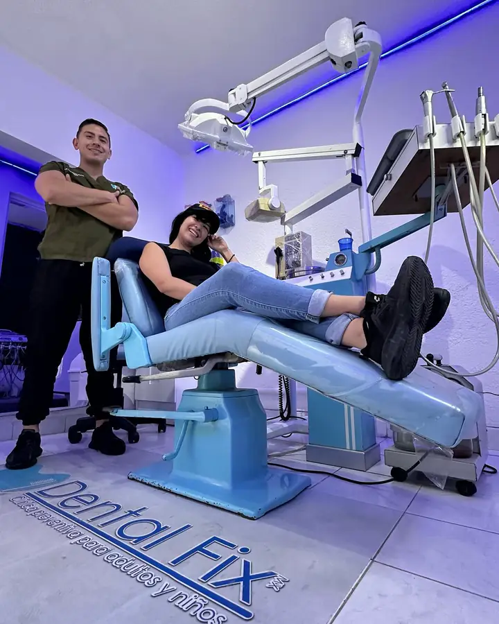 La creadora de contenido de viajes Aidee Urie en DentalFix