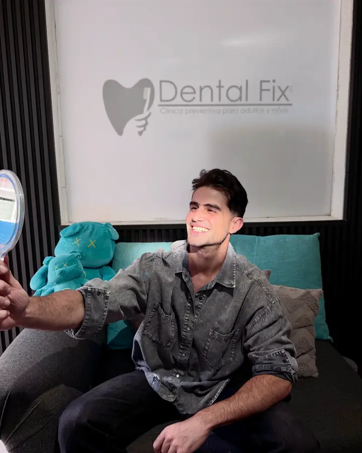 Paciente en su cita de mantenimiento dental de rutina