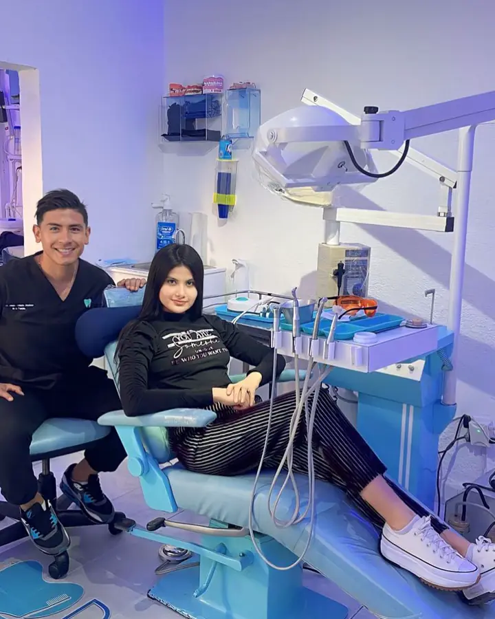 La modelo Creily Otálvarez como paciente de DentalFix