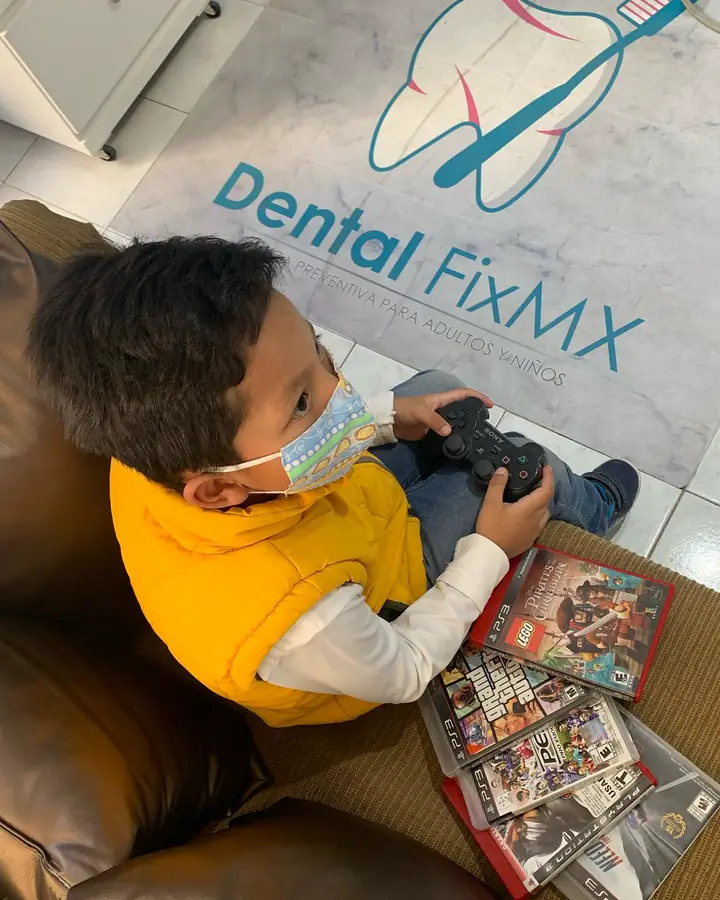Niño atendido en el consultorio dental DentalFix