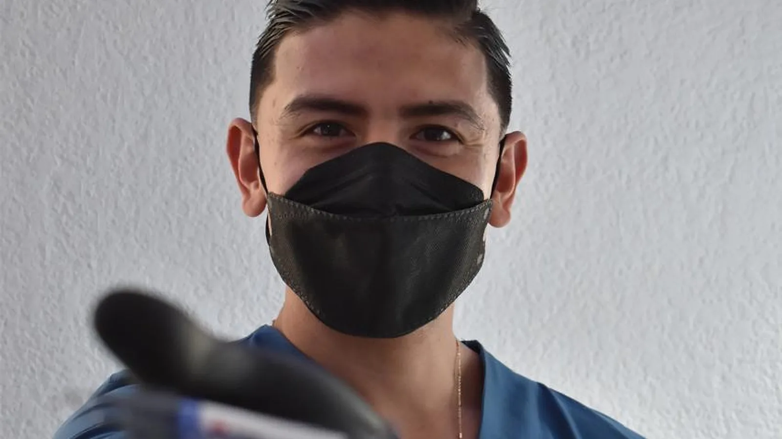 dentista de DentalFix con jeringas de resina dental en CDMX
